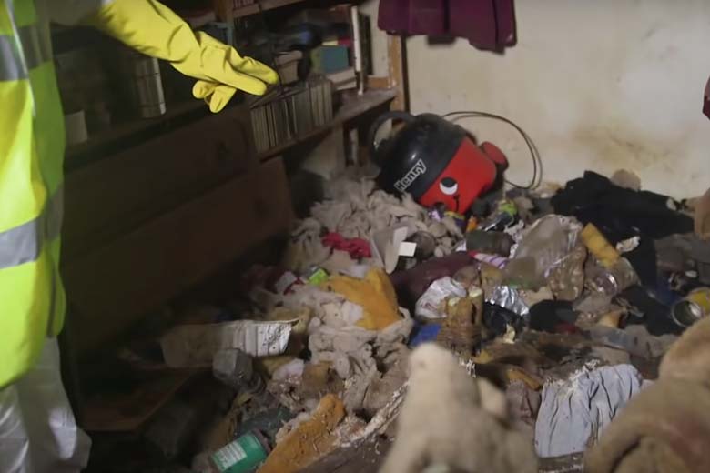 Schoonmakers pakken huis aan dat 9 jaar verwaarloosd werd, je herkent het niet meer terug!