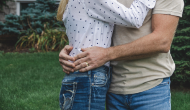Vrouw ontdekt een onaangename verrassing op een familiefoto, vraagt daarna scheiding aan