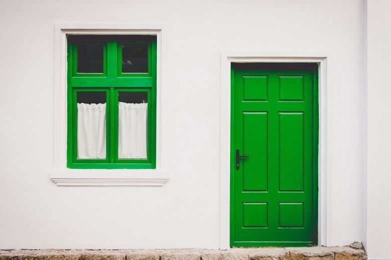 Um casal escondeu um grande segredo atrás da porta desta garagem - até que as autoridades descobriram sobre seu plano
