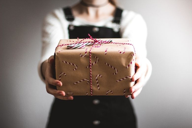 Após 47 anos, este homem finalmente decidiu abrir um presente de Natal fechado