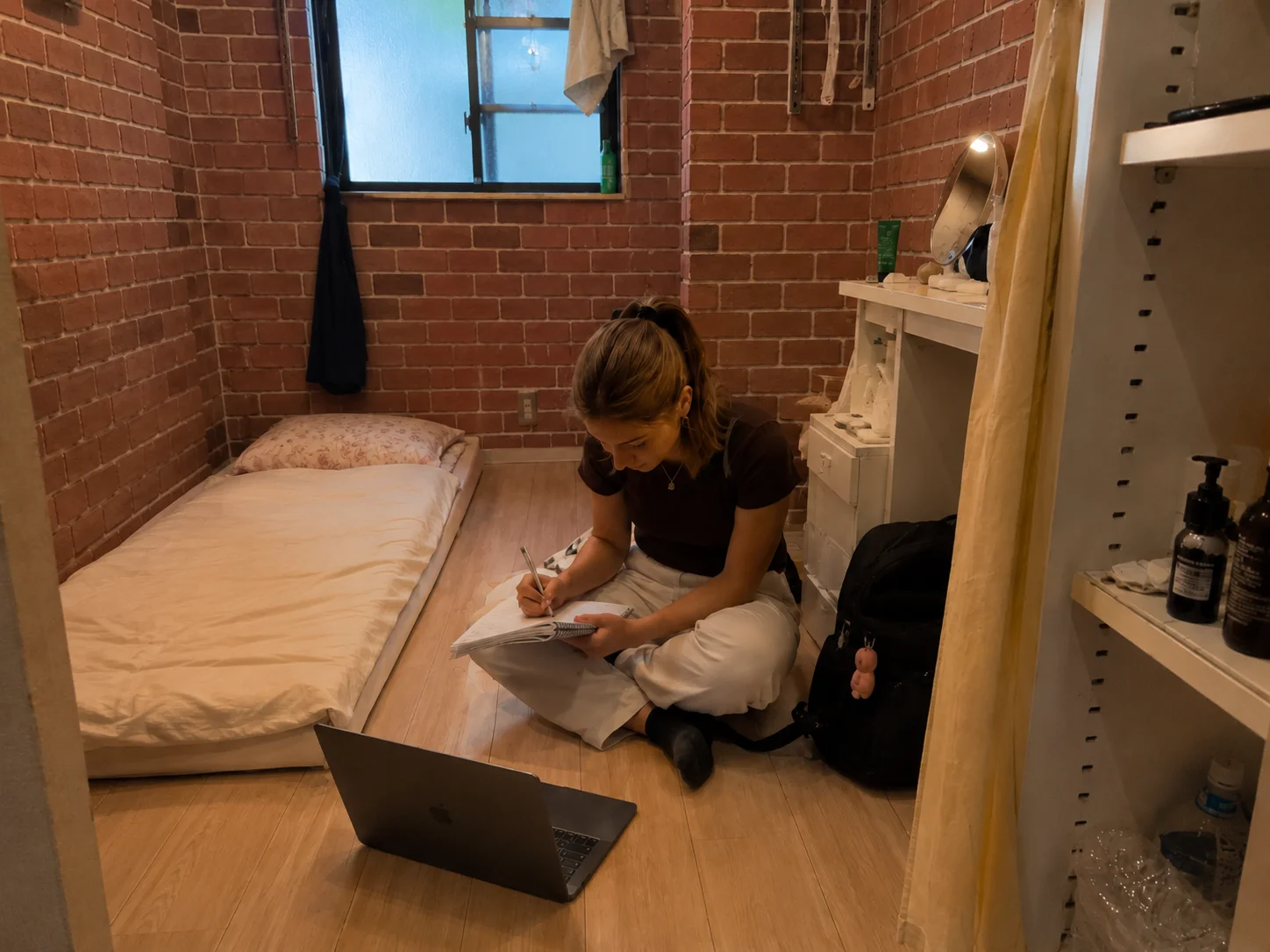 Estudante vive no menor apartamento do Japão, que custa US$ 300 por mês - e nunca vimos nada parecido!