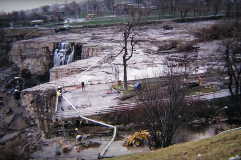 Incredibile scoperta dopo il prosciugamento delle cascate del Niagara nel 1969