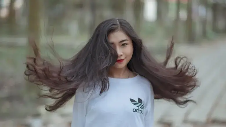 É por isso que você deve lavar seu cabelo com água de arroz uma vez