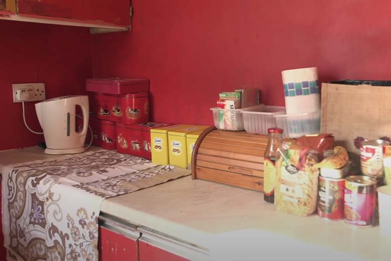 Schoonmakers pakken huis aan dat 9 jaar verwaarloosd werd, je herkent het niet meer terug!