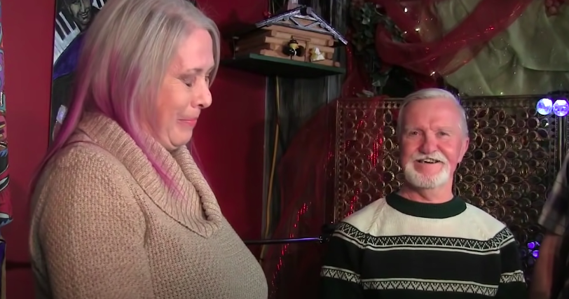 Após 47 anos, este homem finalmente decidiu abrir um presente de Natal fechado