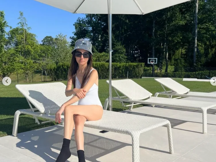Celebridades com mais de 40 anos arrasando com seus biquínis