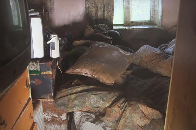 Schoonmakers pakken huis aan dat 9 jaar verwaarloosd werd, je herkent het niet meer terug!