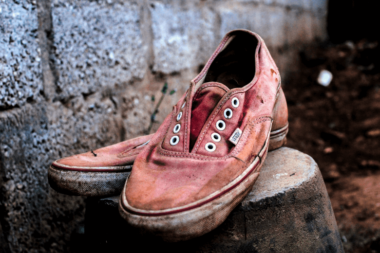 Essas dicas ajudarão a livrar seus sapatos desse cheiro indesejado
