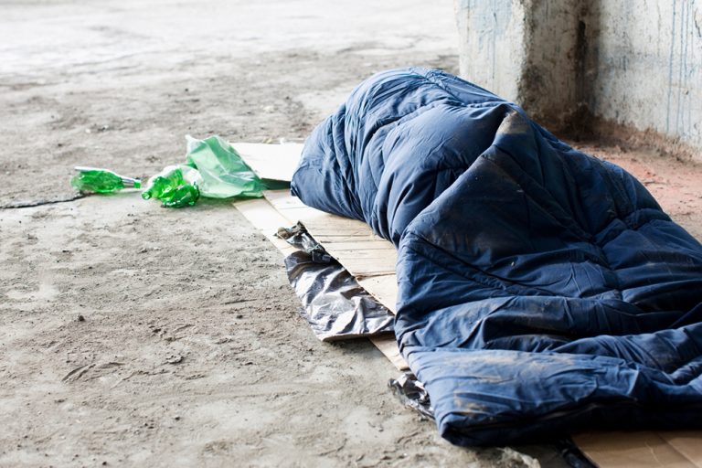 Echtpaar dat al 22 jaar in een riool woont, laat zien hoe het er van binnen uitziet