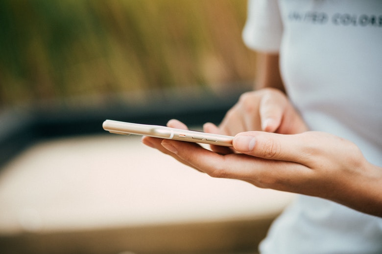 Vrouw ontdekt een onaangename verrassing op een familiefoto, vraagt daarna scheiding aan