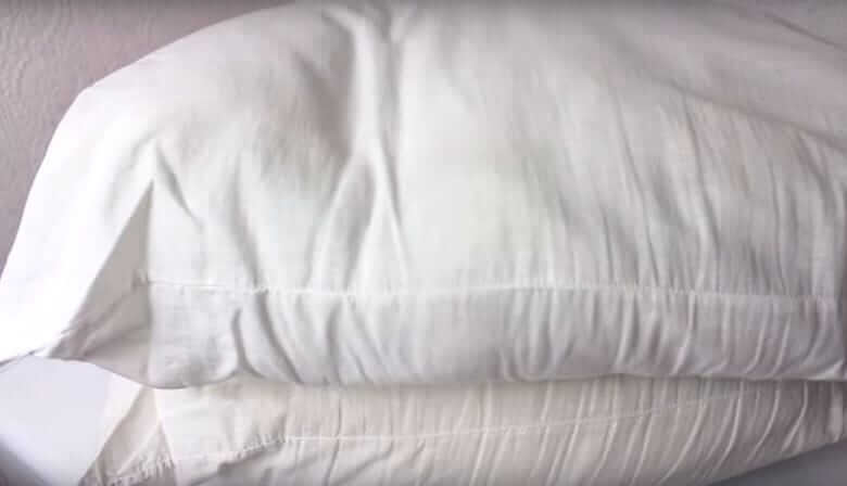 Este é o segredo para remover manchas amarelas das suas almofadas brancas! É super simples!