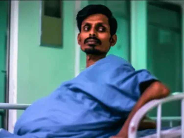 Um homem faz um exame de rotina e o médico olha para a radiografia e sussurra: "Me desculpe"