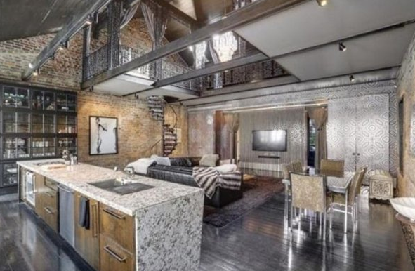 Esta casa não parece valer 1,8 milhão de dólares, mas quando você olhar para dentro, vai perceber!