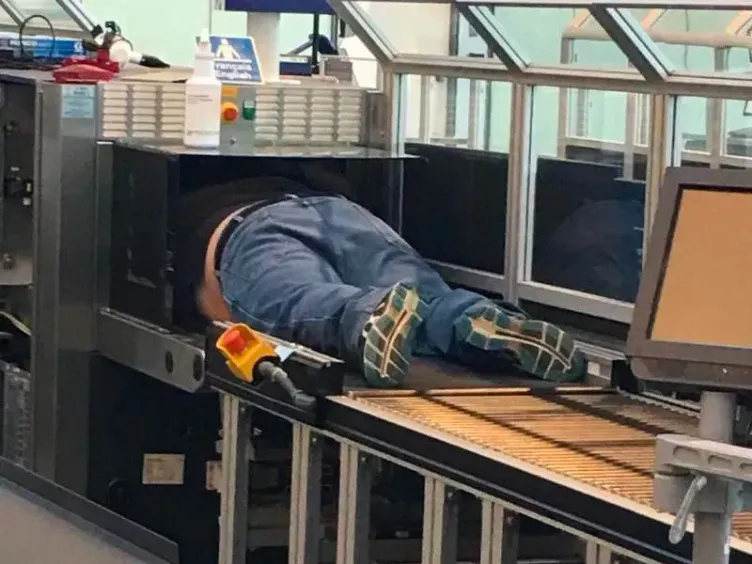Momentos selvagens no aeroporto capturados pela câmera!