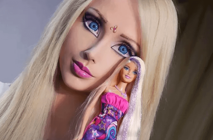 Ela não é uma boneca Barbie - ela é um ser humano real!