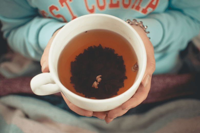 Como se livrar das manchas de chá marrom em sua caneca