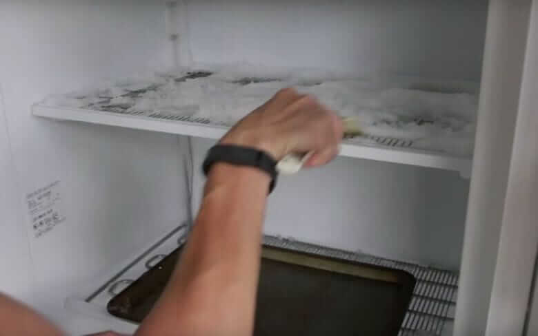 Acha que descongelar seu freezer é difícil? Não é! É super fácil com ESTE truque útil!