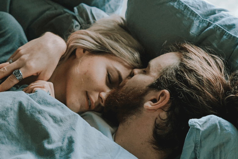 O que sua posição de dormir com seu parceiro diz sobre seu relacionamento