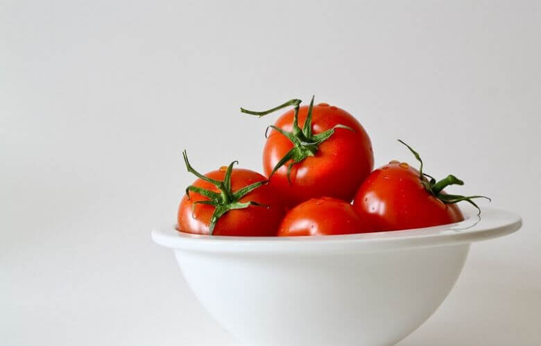 Ele colocou 4 fatias de tomate em um recipiente com terra e o resultado 10 dias depois é incrível! Você deveria tentar isso!