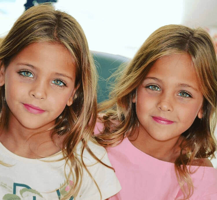 É assim que as gêmeas mais bonitas do mundo se parecem hoje.