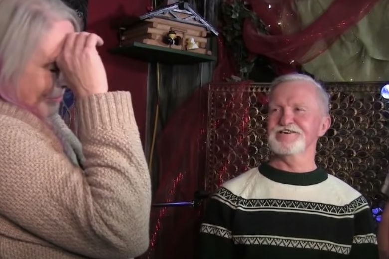 Após 47 anos, este homem finalmente decidiu abrir um presente de Natal fechado