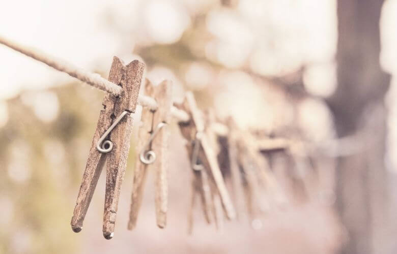Este é o segredo para remover manchas amarelas das suas almofadas brancas! É super simples!
