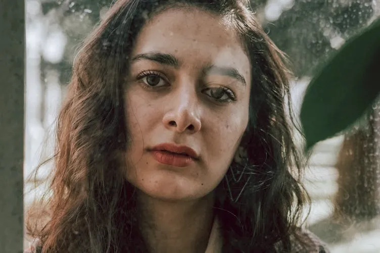 Mulher segue urso na floresta depois que ele se aproxima inesperadamente dela no ponto de ônibus
