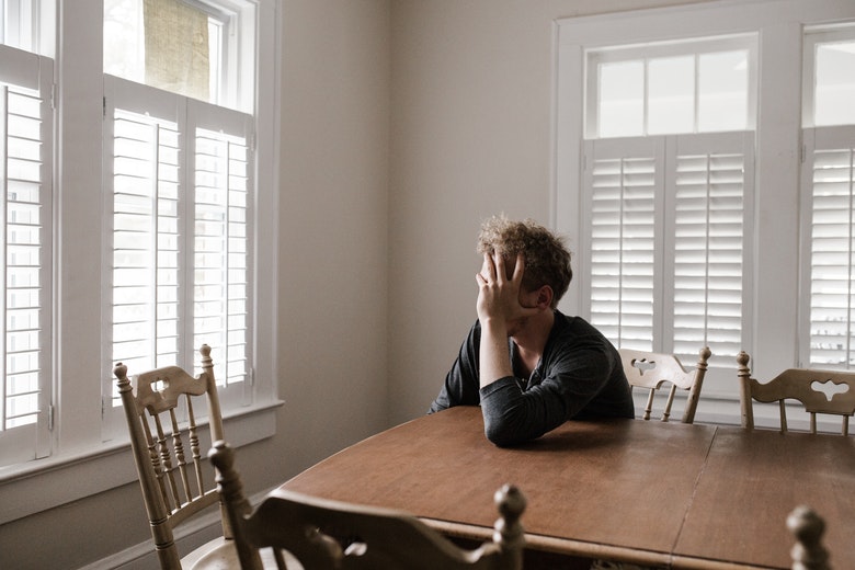 Vrouw ontdekt een onaangename verrassing op een familiefoto, vraagt daarna scheiding aan
