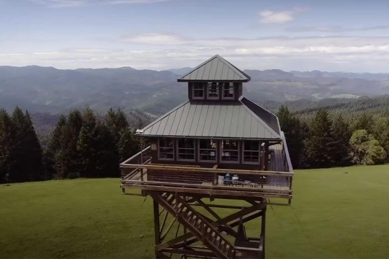 Casal mora em uma torre de vigia remota construída por eles mesmos na floresta