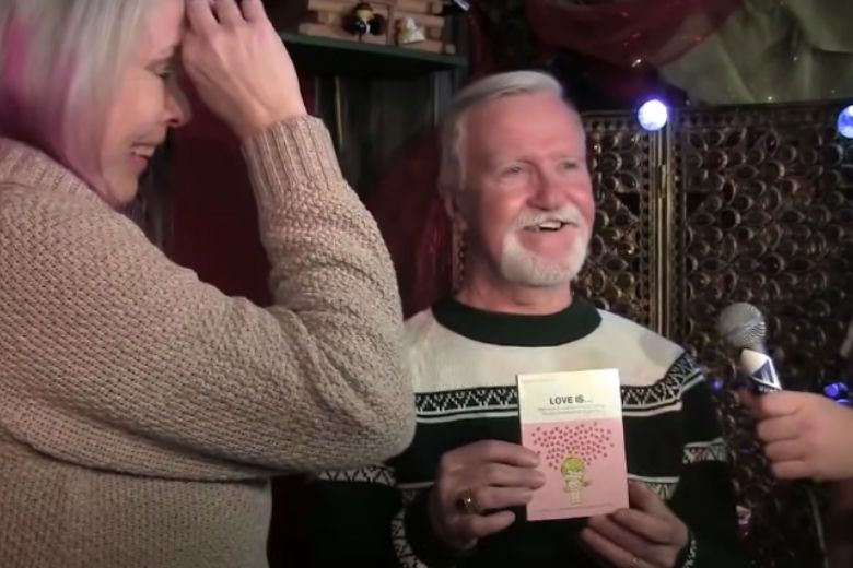 Após 47 anos, este homem finalmente decidiu abrir um presente de Natal fechado