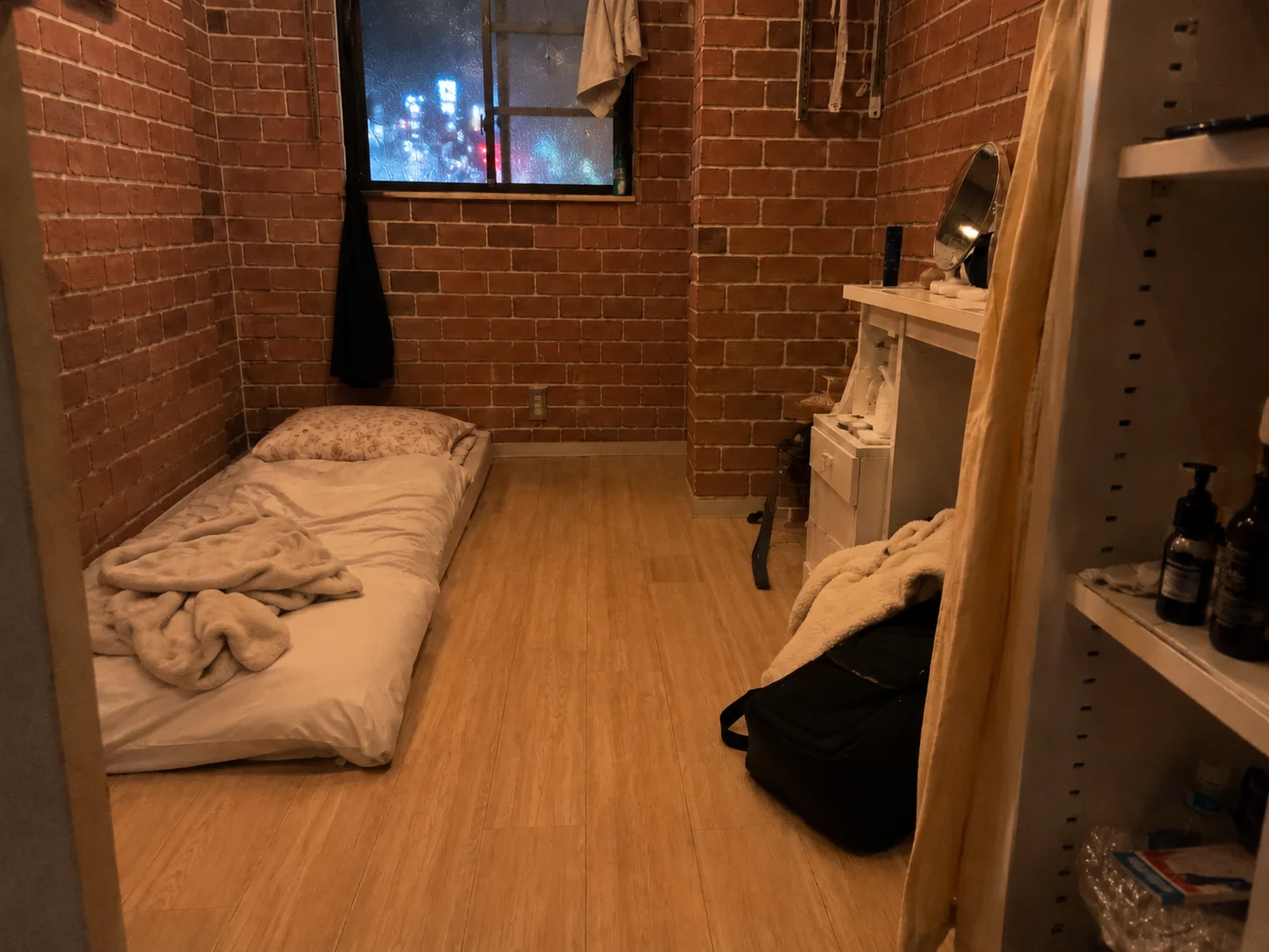 Estudante vive no menor apartamento do Japão, que custa US$ 300 por mês - e nunca vimos nada parecido!