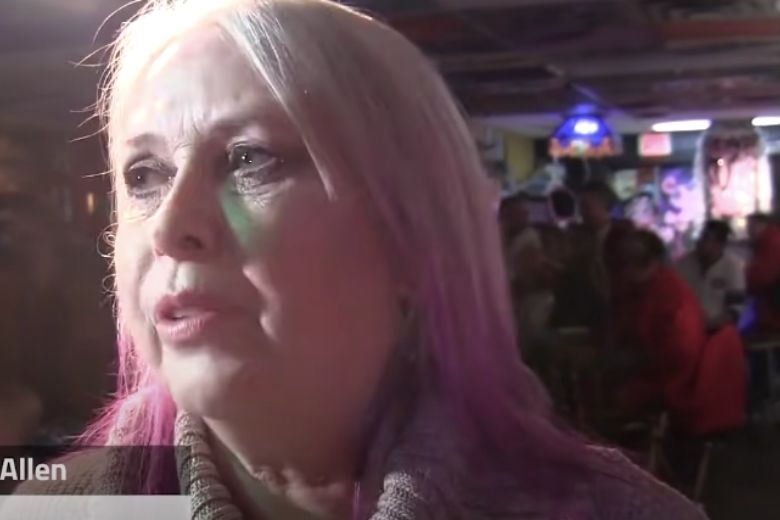Após 47 anos, este homem finalmente decidiu abrir um presente de Natal fechado
