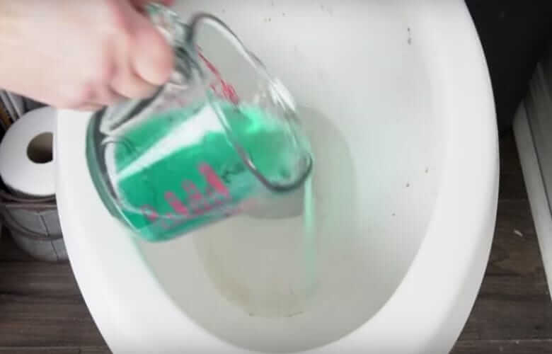 Coloque enxaguante bucal no vaso sanitário e surpreenda-se com o resultado
