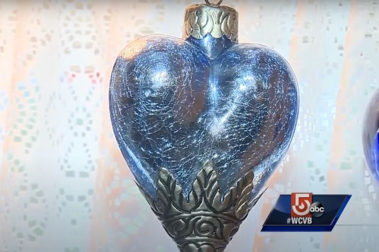 Mãe cai de joelhos em choque após comprar esta decoração em um brechó