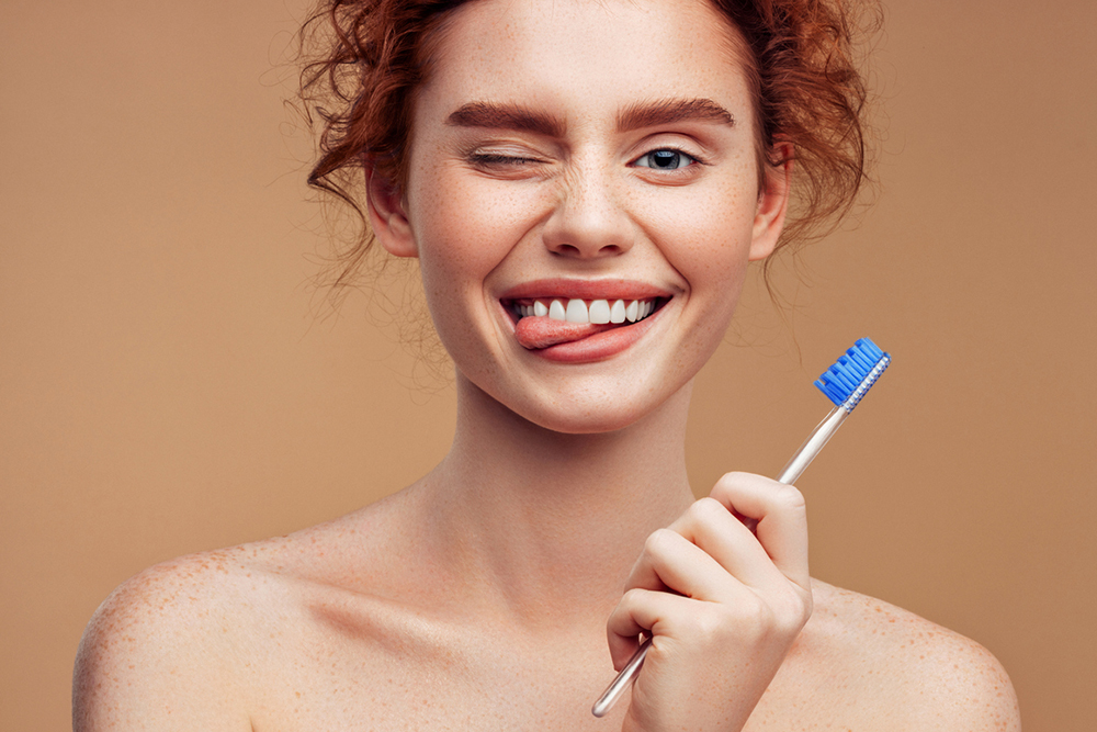 10 maneiras naturais de clarear seus dentes em casa