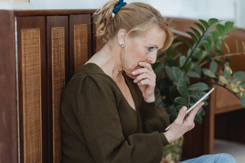Vrouw ontdekt een onaangename verrassing op een familiefoto, vraagt daarna scheiding aan