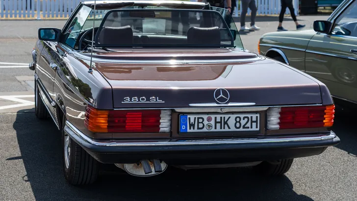 Ele dirigiu seu Mercedes por 4,5 milhões de quilômetros - o que a marca fez em seguida surpreendeu a todos