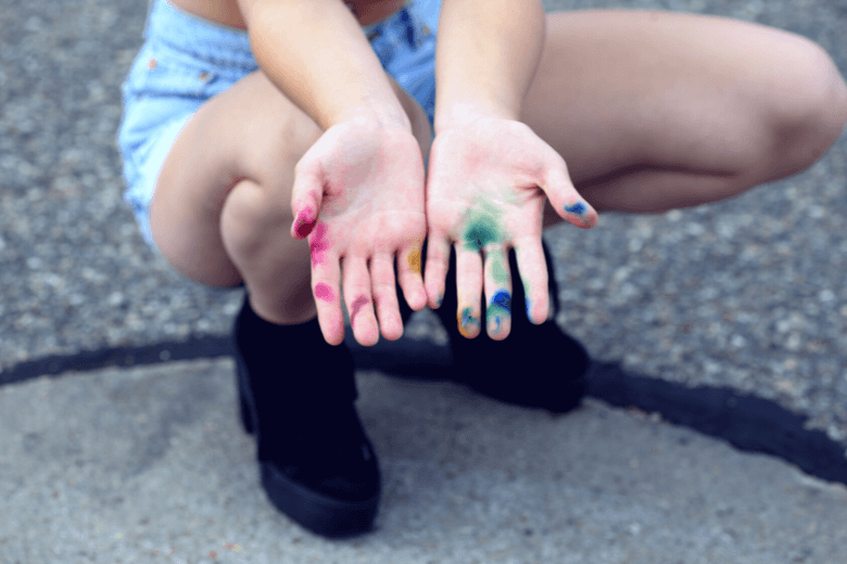 Descubra como remover essas 4 manchas comuns de roupas