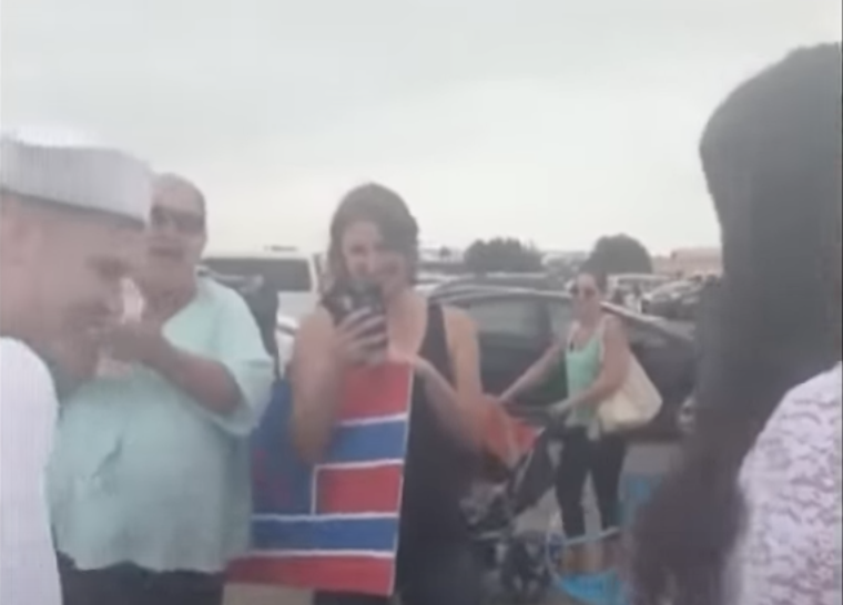 Een marinier haast zich naar huis om zijn vrouw te begroeten, maar is verbaasd als hij haar ziet.