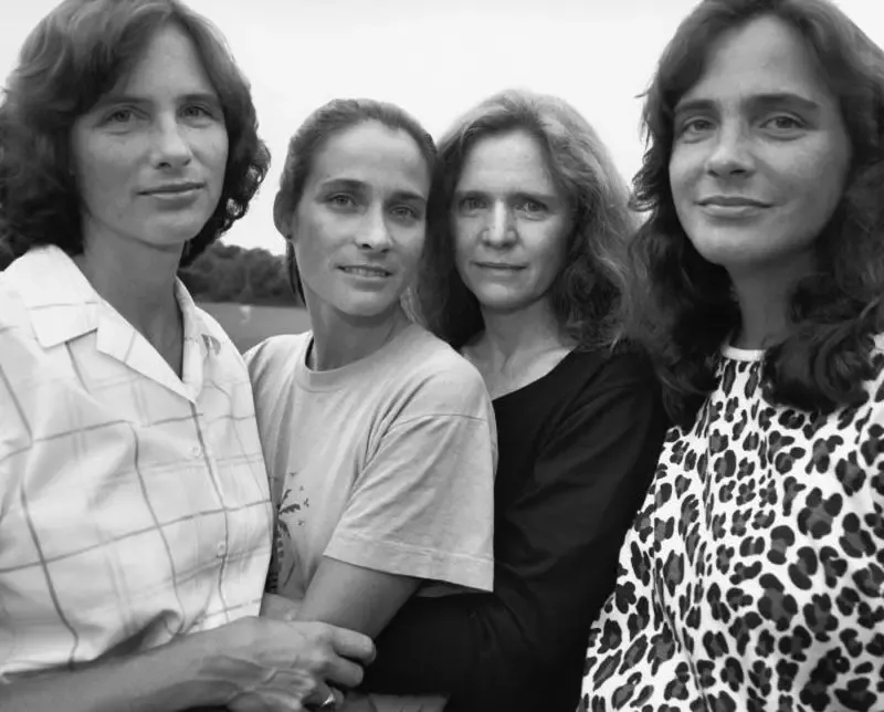 4姉妹の40年にわたる旅