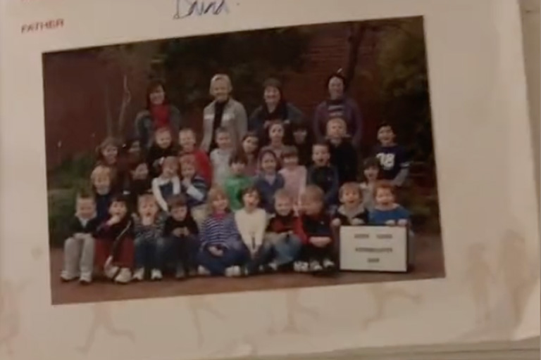 Vrouw huilde omdat haar vriend haar moeder nooit zou ontmoeten, toen deed ze deze ontdekking