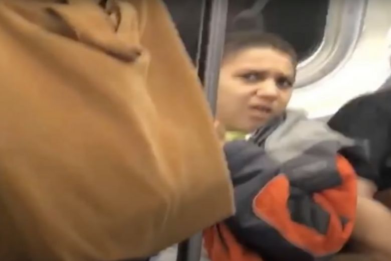 Vreemdeling leert tiener een lesje nadat hij weigert zijn benen opzij te doen in de metro