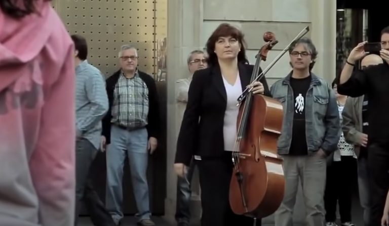 This street musician was ignored by everybody, but then a little girl changed everything