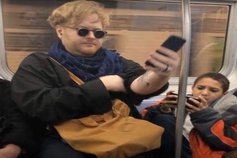 Vreemdeling leert tiener een lesje nadat hij weigert zijn benen opzij te doen in de metro