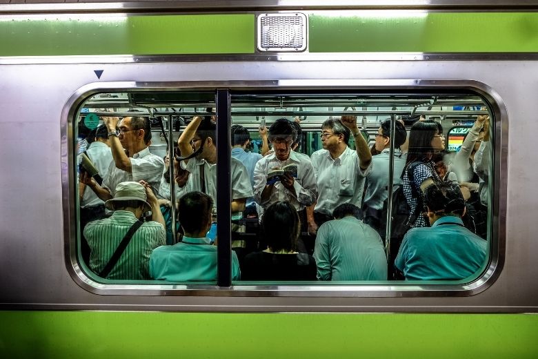 Vreemdeling leert tiener een lesje nadat hij weigert zijn benen opzij te doen in de metro