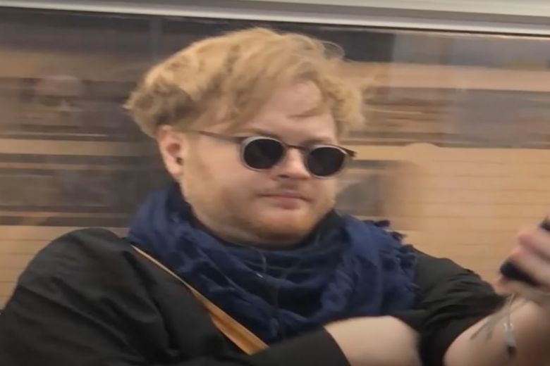 Vreemdeling leert tiener een lesje nadat hij weigert zijn benen opzij te doen in de metro