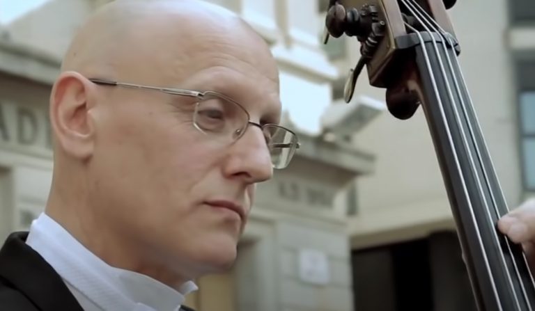This street musician was ignored by everybody, but then a little girl changed everything