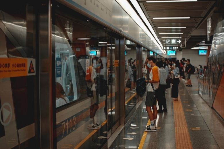 Vreemdeling leert tiener een lesje nadat hij weigert zijn benen opzij te doen in de metro