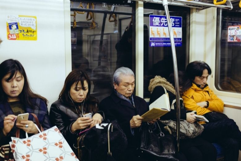 Vreemdeling leert tiener een lesje nadat hij weigert zijn benen opzij te doen in de metro