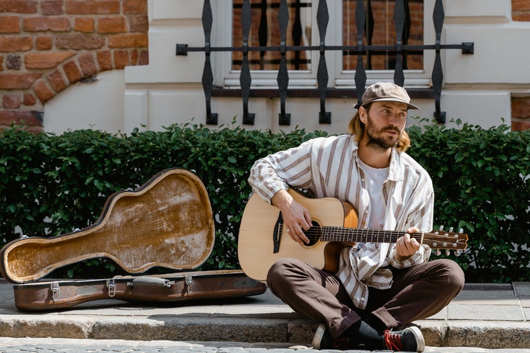 This street musician was ignored by everybody, but then a little girl changed everything